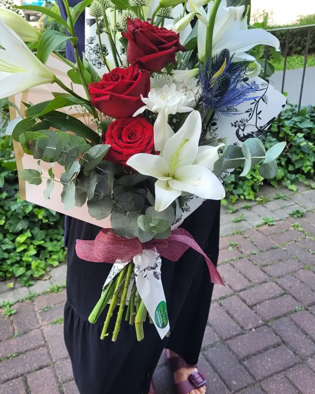 Bukiet z różami i liliami